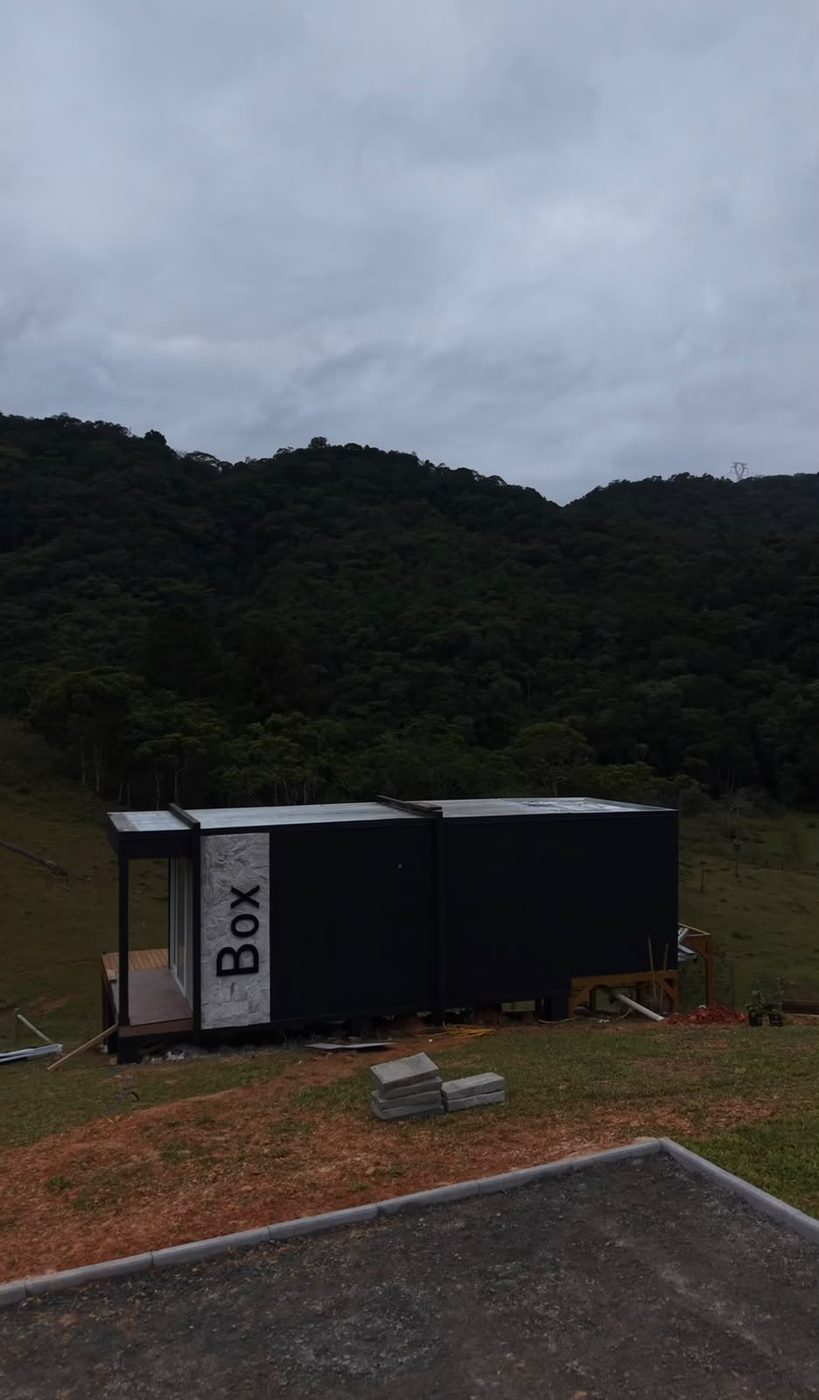 Banheira de imersão instalada no deck da Cabana Box durante a execução da obra