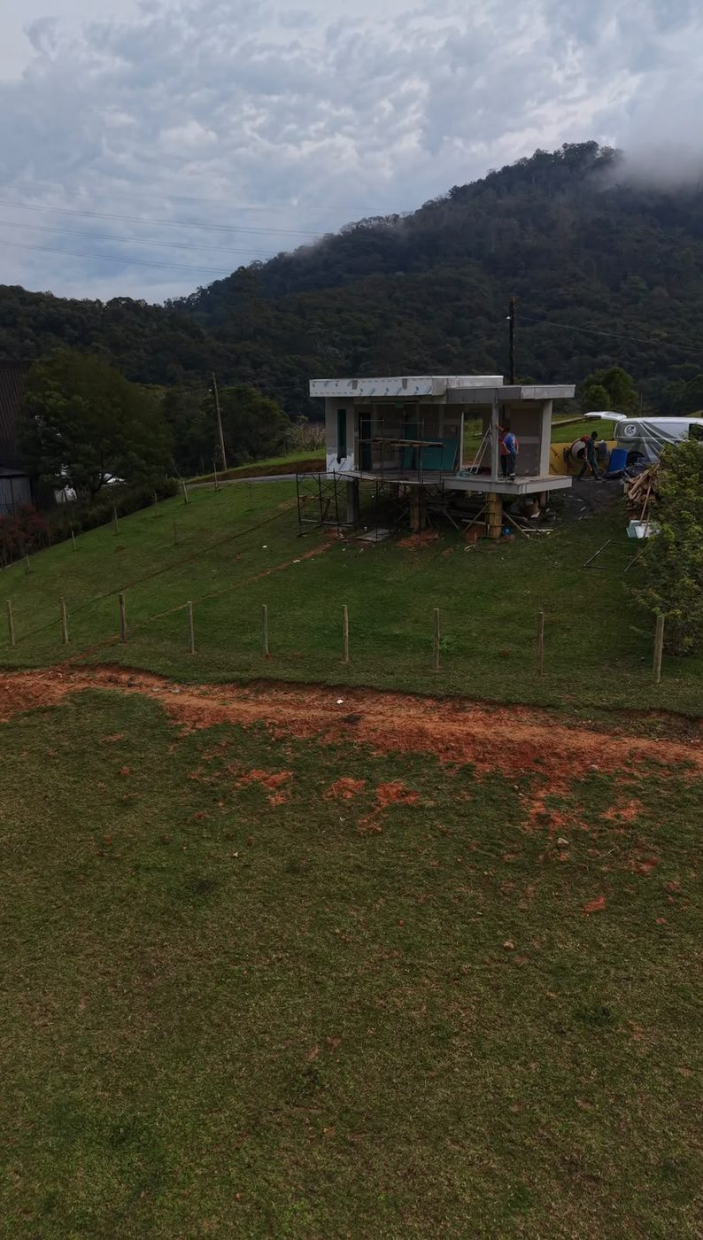 Estrutura em Light Steel Framing da Cabana Oásis montada sobre laje de OSB, mostrando os perfis de aço galvanizado