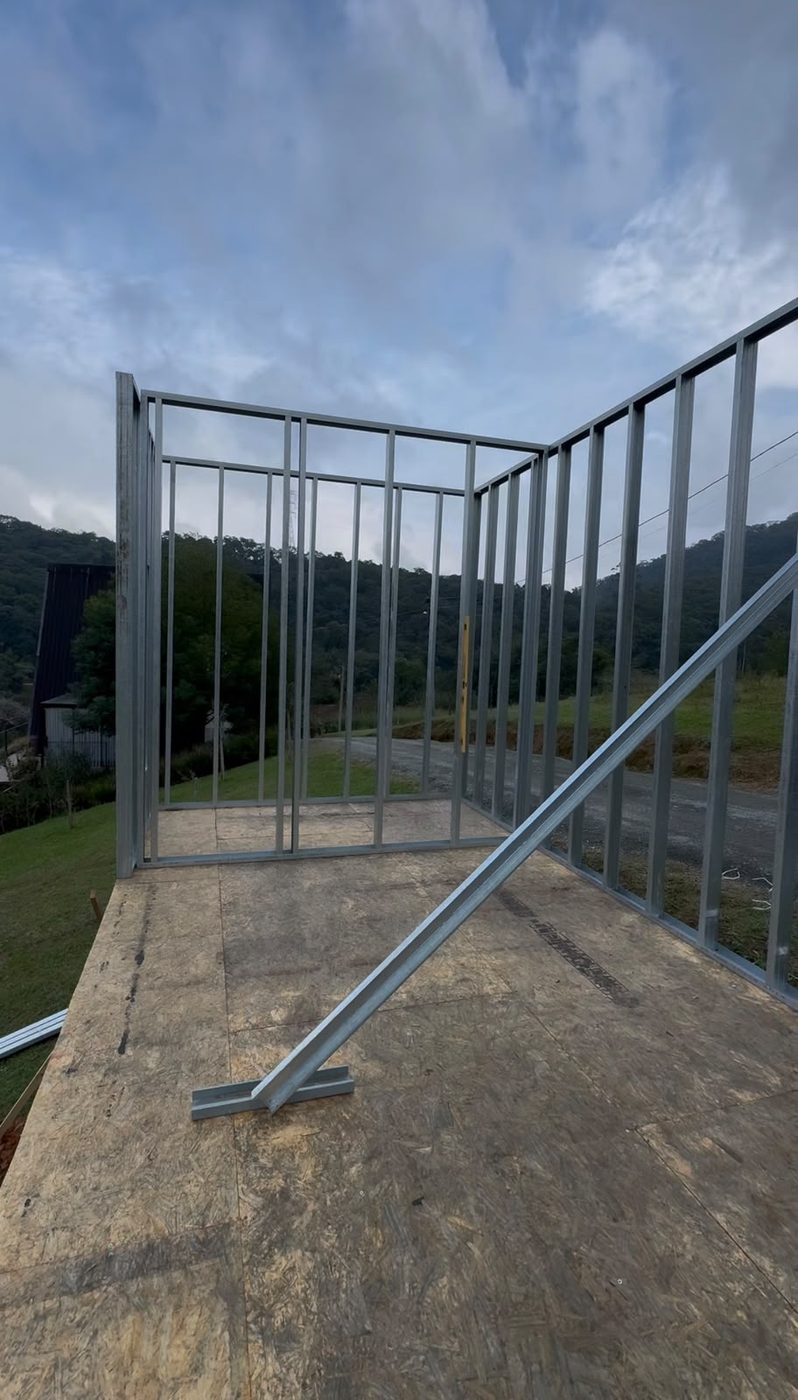Cabana Oásis com fechamento e cobertura instalados, suspensa sobre pilares na encosta