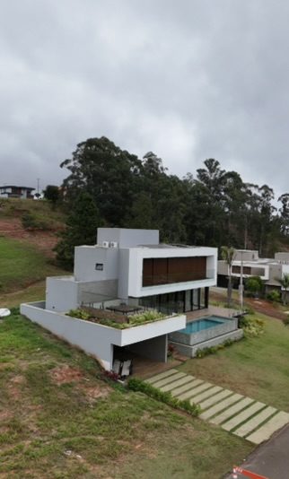 Vista aérea da Casa de Campo em Steel Frame com a piscina e o entorno de área verde