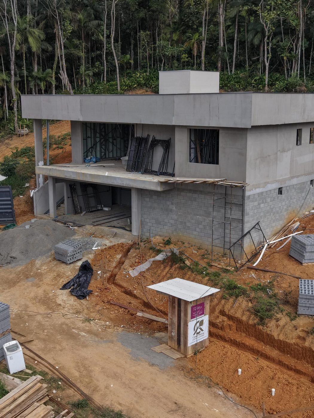 Vista aérea da Casa de Campo ZR mostrando a laje de cobertura concluída e o canteiro de obras organizado