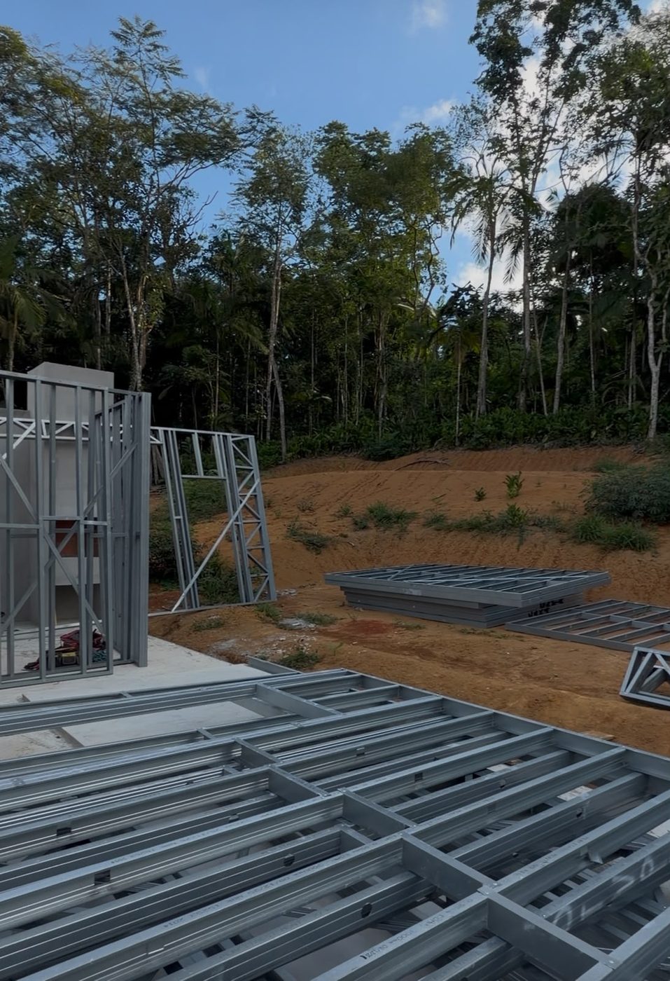 Montagem da estrutura em Light Steel Framing da Casa de Campo ZR, com perfis de aço galvanizado sobre a laje